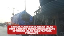 Tabrak Tiang Penerangan Jalan Truk Gandeng Terguling Melintang di Tengah Jalan Raya Pantura Pemalang