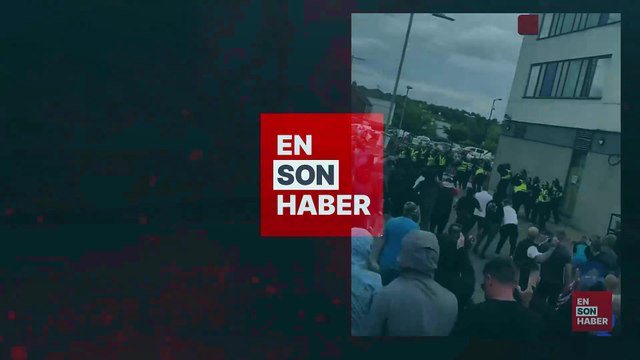 İngiltere'de aşırı sağcılar, sığınmacıların kaldığı oteli yakmaya çalıştı