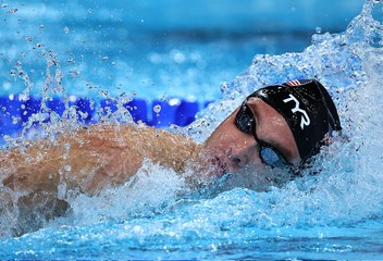 الأميركي فينك يحطّم الرقم العالمي ويحرز ذهبية 1500 م سباحة حرّة