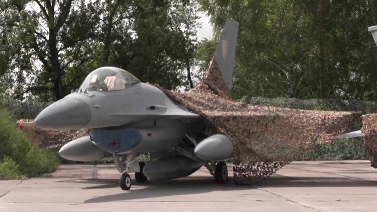 우크라이나 F-16 전투기 첫 공개...추가 지원 요청  / YTN