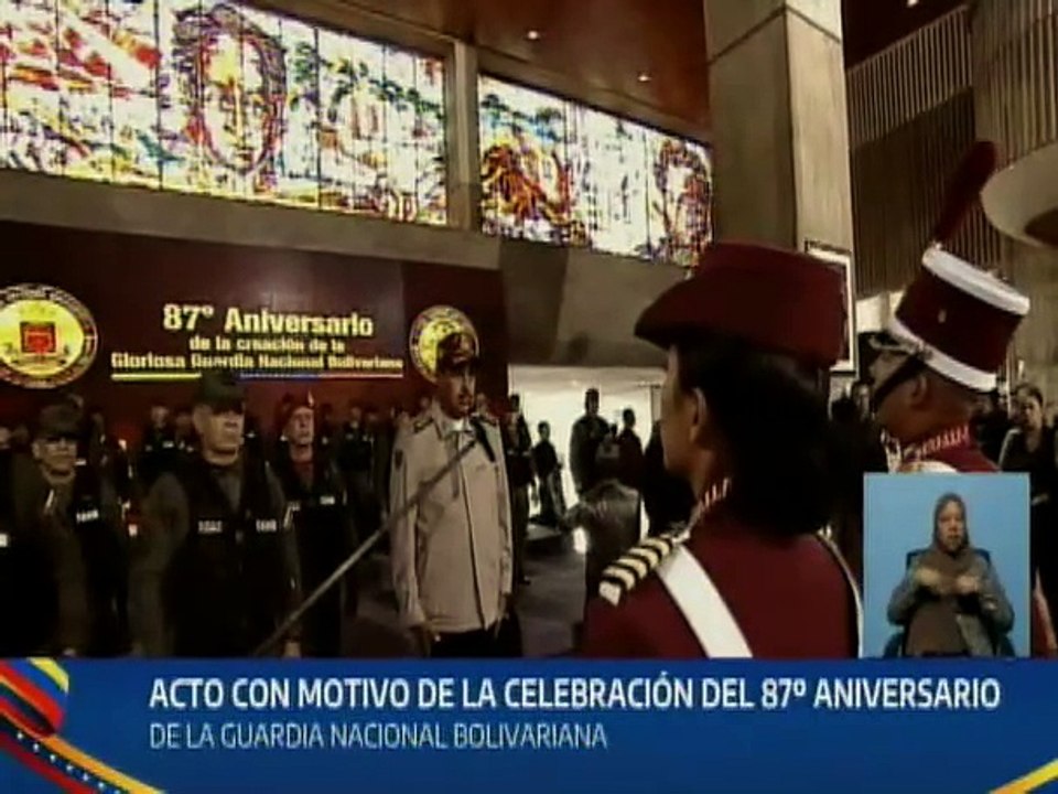 Jefe de Estado recibe presente institucional de la Fuerza Armada Nacional Bolivariana