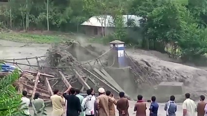 Descargar video: Glacial lake bursts river banks, causing floods in Pakistan