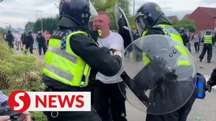 Download Video: Street violence intensifies in Rotherham as protesters clash with police