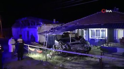 Arabadan çatıya fırlayan genç adam hayatını kaybetti