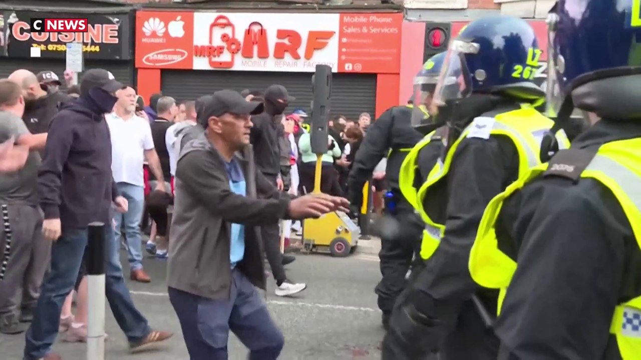Royaume-Uni: les autorités confrontées aux pires émeutes depuis plus de dix ans
