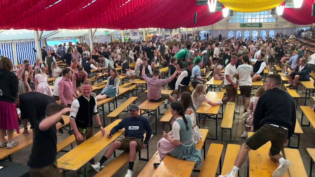 Sturm aufs Bierzelt beim Hilpoltsteiner Burgfest 2024