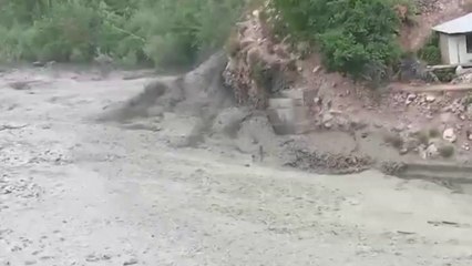 [영상] 제방 덮친 홍수...고립된 주민들 '망연자실' / YTN