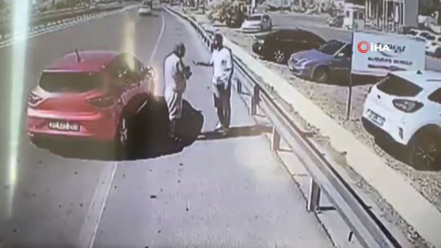 Halk otobüsü şoförünü tokatladı, kontak anahtarını alıp kaçtı! O anlar kamerada
