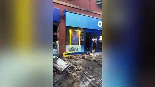 Shocking video shows yobs setting fires, looting and rioting in Hull