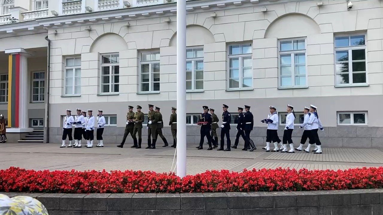 Levée des couleurs devant le palais présidentiel de Vilnius