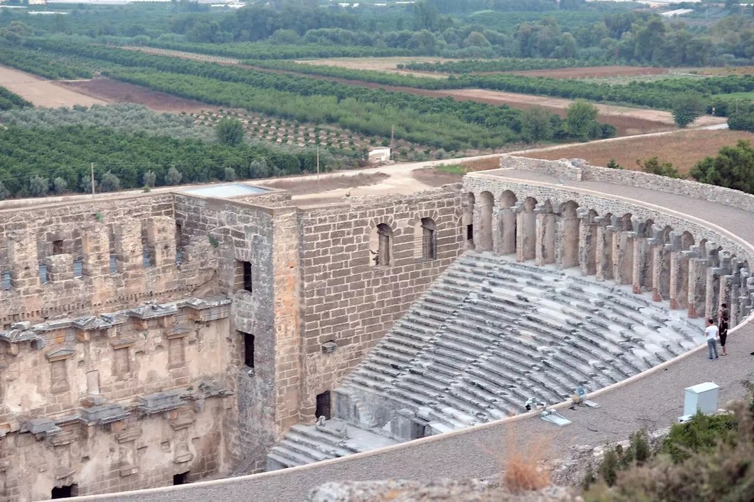 Aspendos Antik Kenti tarih ve doğayı bir arada sunuyor