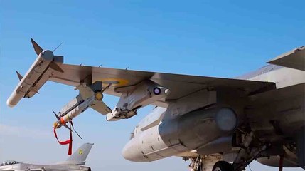 ビデオを見る: F-16西側戦闘機がウクライナに到着