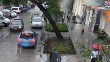 Schock-Video aus Polen: Paar geht spazieren, als plötzlich DAS auf den Schirm fällt