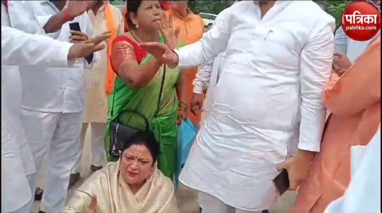 गोंडा पहुंचे CM योगी, कार्यकर्ताओं के मिलने पर रोक,जिला मंत्री ने जमीन पर बैठ कर जताया रोष, देखें वीडियो