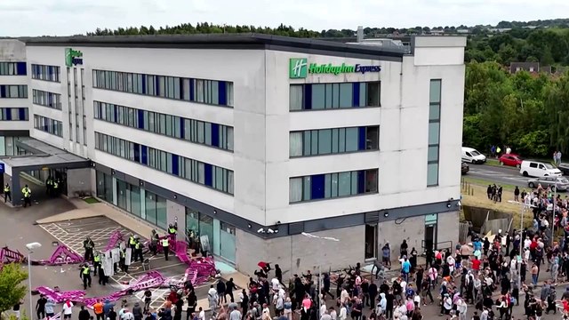 Al menos 700 personas asaltan un hotel de migrantes en Reino Unido