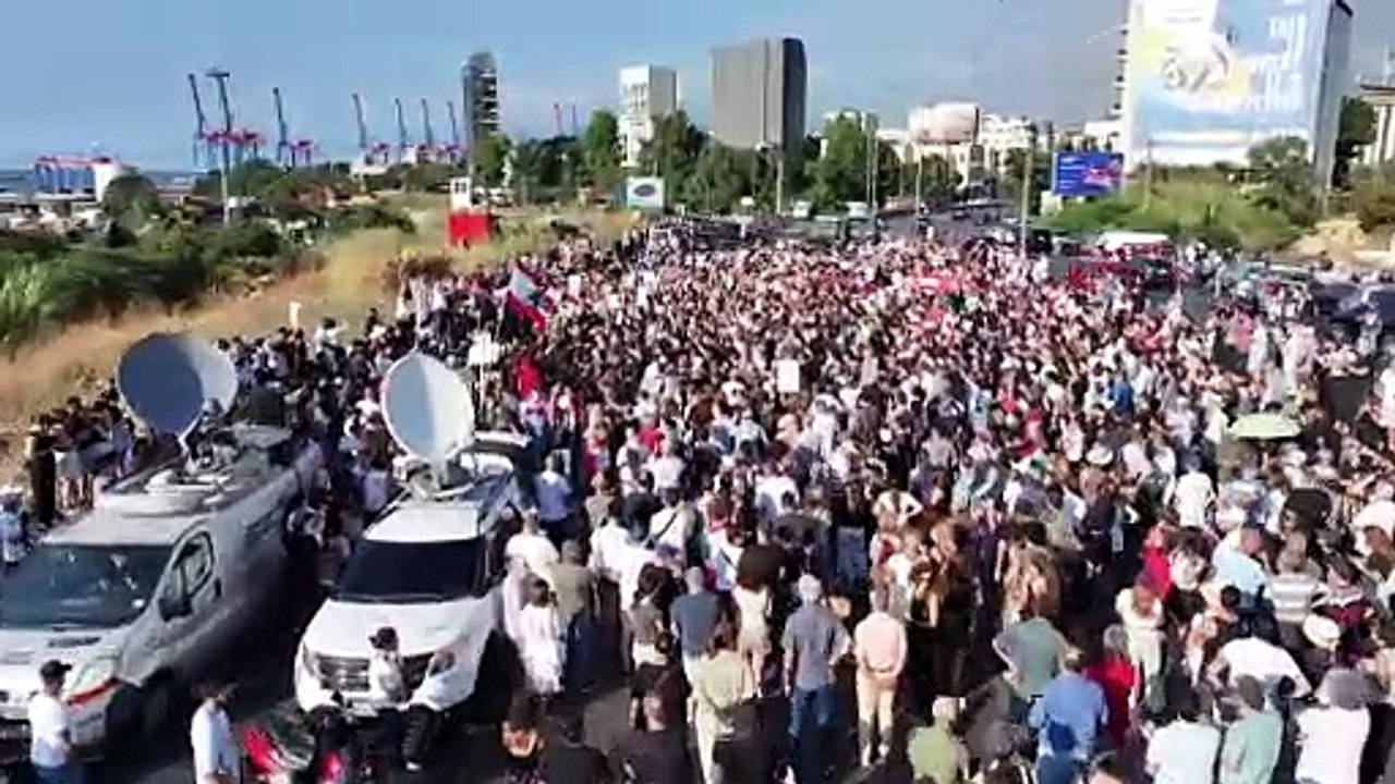 اللبنانيون يحيون الذكرى الرابعة لانفجار مرفأ بيروت وسط مخاوف من اندلاع حرب