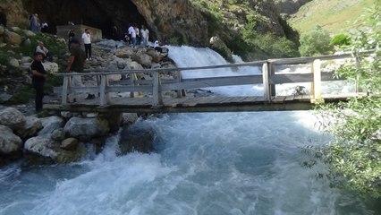 Van'da mağaradan çıkan su ziyaretçileri büyülüyor
