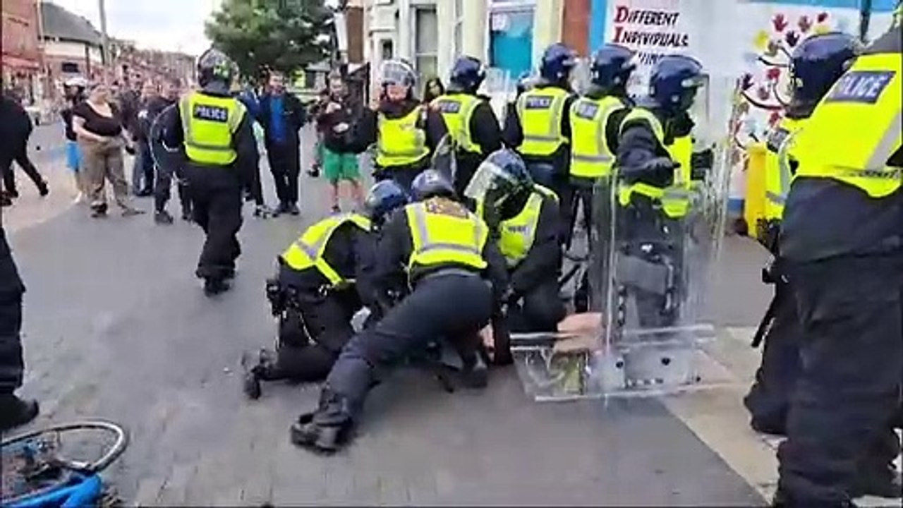 Neue Ausschreitungen in England - Regierung verurteilt rechtes 'Rowdytum'