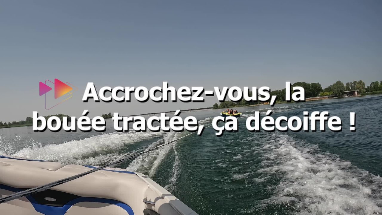 Accrochez-vous, la bouée tractée, ça décoiffe :...