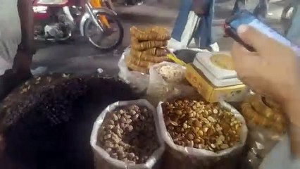 مجموعة متنوعة من الفواكه المجففة في سوق بازار لاهور المحلي Dry fruit variety in Lahore local bazar market