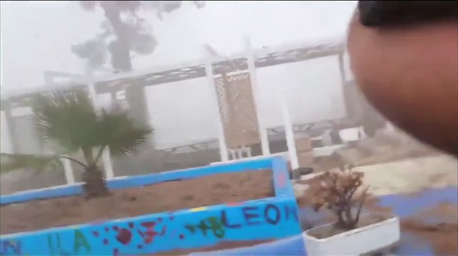 La tromba d'aria a Taranto scatena il panico in spiaggia: i bagnanti si danno alla fuga