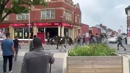 Descargar video: rioting the UK has seen in recent years rioters attack asylum seekers.