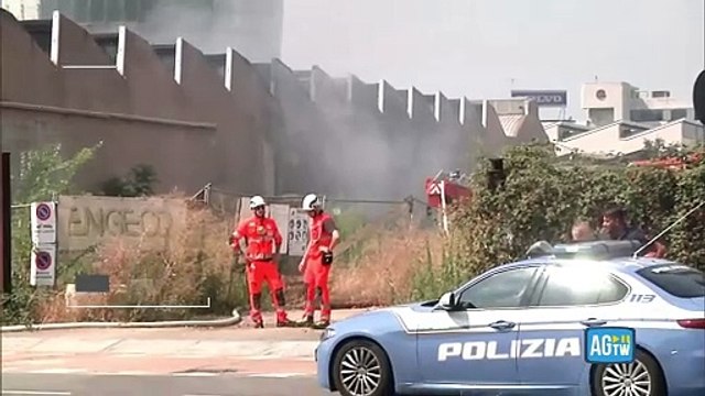 Incendio a Milano: «Almeno 40 fra auto e motorini a fuoco in una concessionaria»