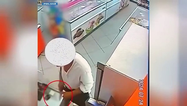 Milano, la freddezza del rapinatore che scarrella la pistola davanti alla cassiera: riconosciuto e arrestato