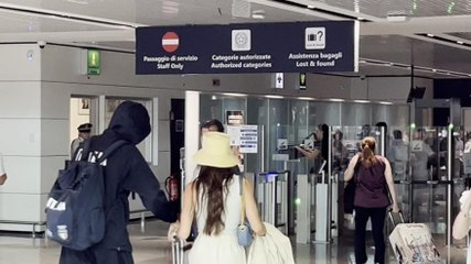 Tamberi parte per Parigi con cappuccio e mascherina: il video