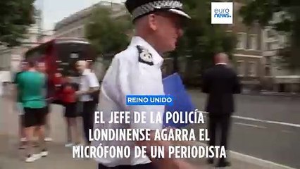 El jefe de la Policía de Londres agarra el micrófono de un periodista a la salida de una reunión