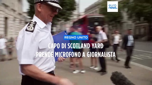 Regno Unito, il capo della polizia di Londra afferra il microfono di un giornalista e lo fa cadere