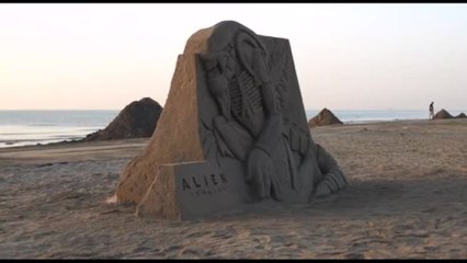 A Marina di Ravenna una scultura di sabbia celebra Alien: Romulus