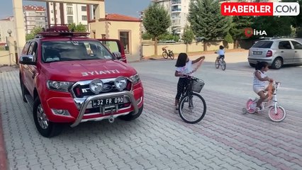 Otomobilin motoruna giren yavru kedi kurtarıldı