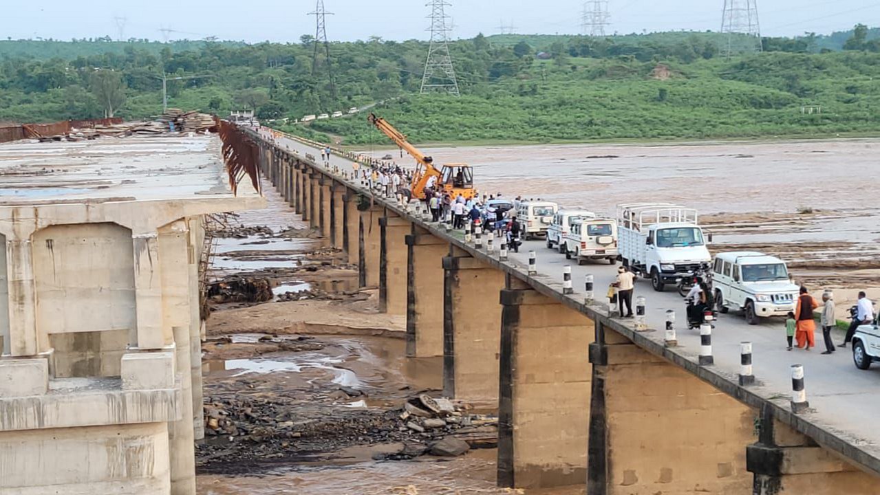 सोन नदी के टापू में फंसे गौ वंश, प्रशासन ने चलाया रेस्क्यू ऑपरेशन