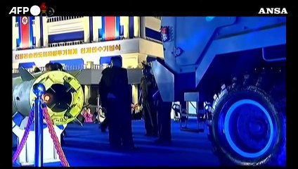 Nord Corea, Kim Jong-Un supervisiona la consegna di 250 lanciamissili