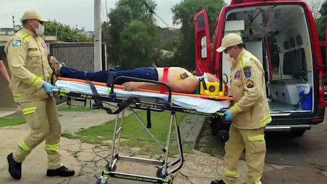 Idoso é socorrido pelo Siate após cair de andaime e desmaiar