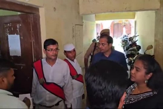 गलती से धक्का लगने पर फरियादी को डीएम ने मारा थप्पड़, सोशल मीडिया पर वीडियो वायरल