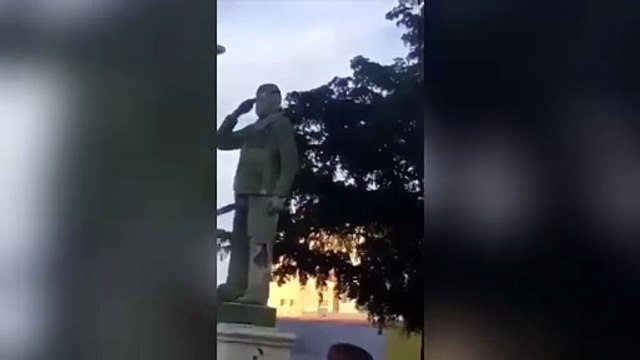 ATAQUE A ESTATUA DE CHAVEZ EN CALABOZO ESTADO GUÁRICO