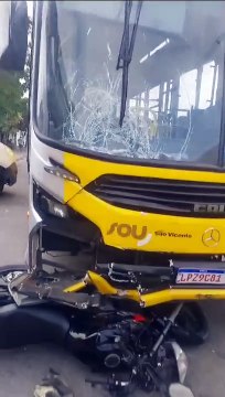 Acidente envolvendo moto e ônibus municipal deixa motorista ferida em área continental de São Vicente