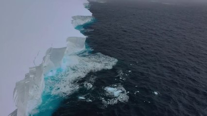 Científicos a bordo del RRS Sir David Attenborough recogieron muestras de agua marina alrededor del mega iceberg A23a