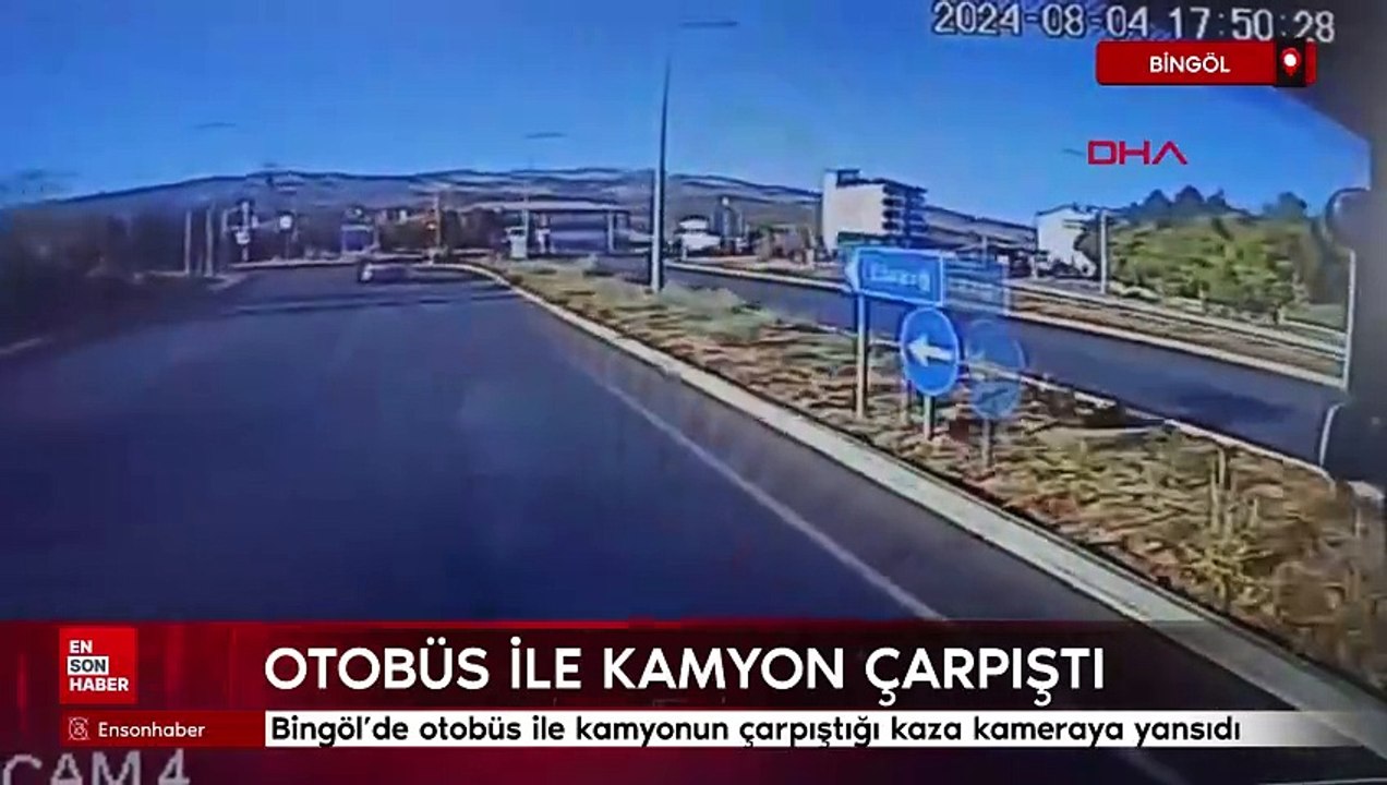 Bingöl’de otobüs ile kamyonun çarpıştığı kaza kameraya yansıdı