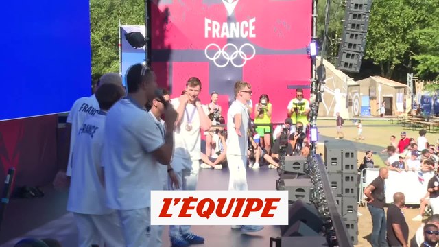 Léon Marchand lance le clapping au Club France - Natation - JO 2024