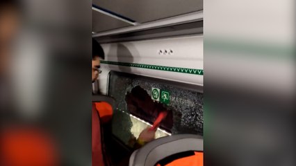 Rompen las ventanillas de un tren tras quedarse dos horas parados en un túnel de Chamartín