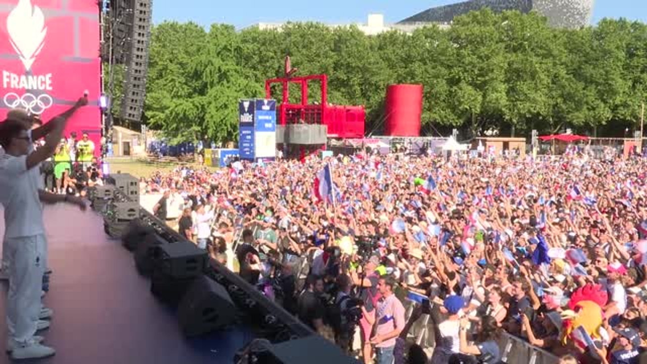 Paris 2024 - Marseillaise, clapping et discours : Marchand et les nageurs ont eu les honneurs du Club France