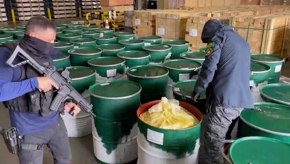 Receita Federal apreende 315 Kg de cocaína em tonéis de suco de limão congelado