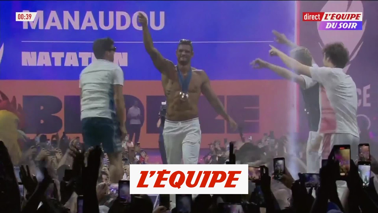 Florent Manaudou fait le show avec les fleurettistes au Club France - Natation - JO 2024