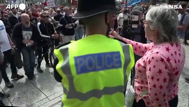Gran Bretagna, estrema destra in piazza a Nottingham dopo gli omicidi di Southport