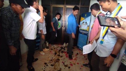 Mahasiswa Bawa Tahi Lembu ke Kantor Dinas saat Aksi Unjukrasa