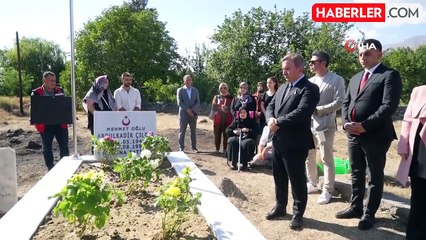 Erzincan'da şehit mezarına bayrak asma töreni düzenlendi