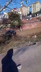 Impactante choque en la avenida Juan XIII: uno de los autos cayó de un puente